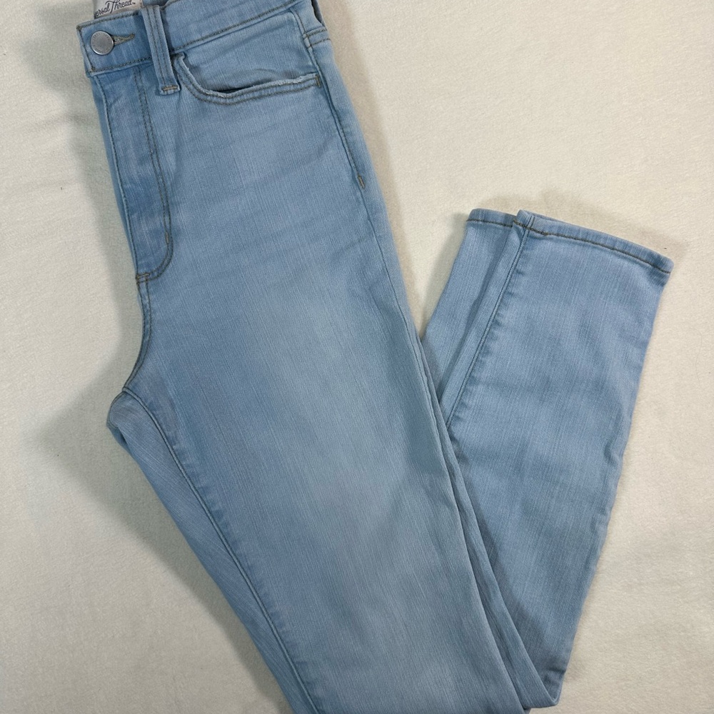 Universal Thread Women’s Light Blue High-Rise Skinny Jeans Size 6R